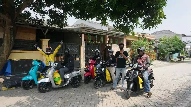 Komunitas Yamaha Fazzio Owner Club Indonesia Bagikan Sembako untuk Lansia