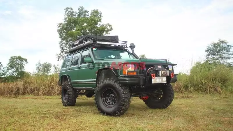 GALERI : Jeep Cherokee Sport Dimodifikasi Supaya Siap Offroad Kapan Saja
